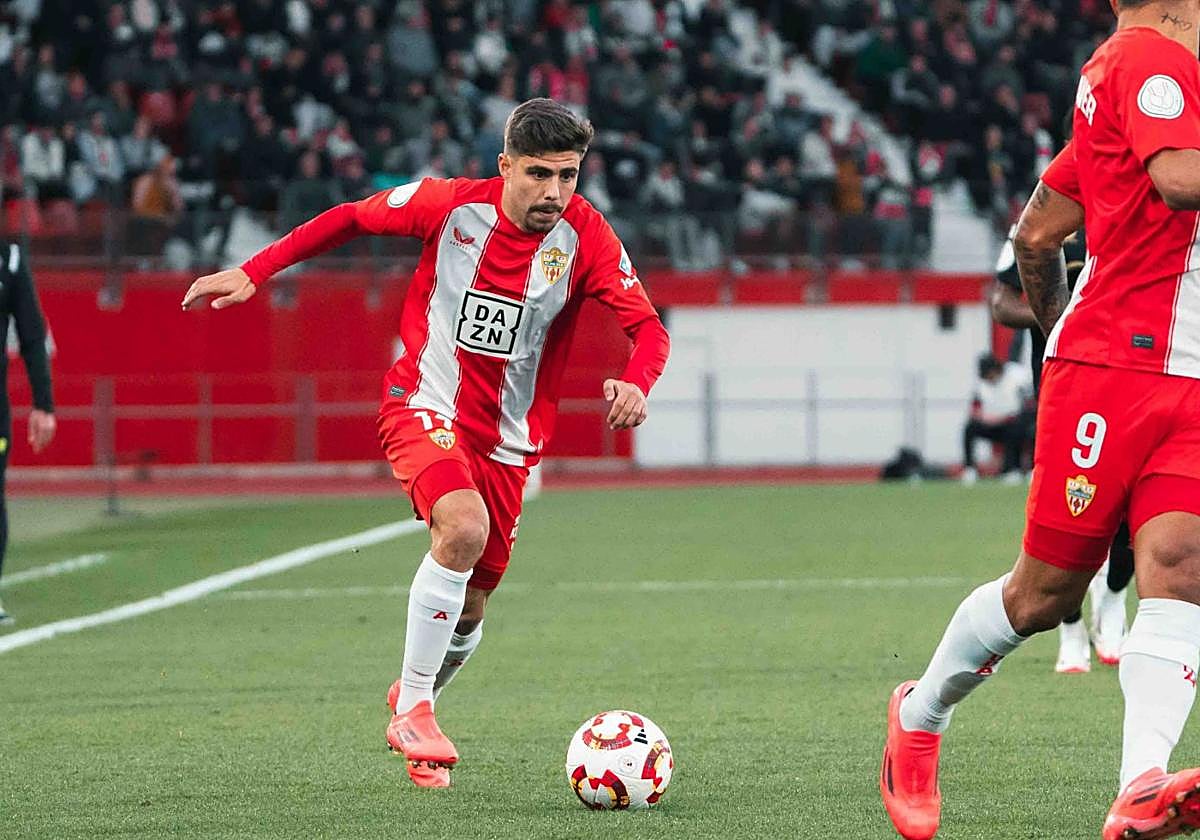 Pozo jugando contra el Sevilla FC