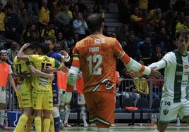 Los jugadores amarillos celebran uno de los tantos del partido ante la mirada de Fabio, ex del Jaén FS, y protagonista del duelo.