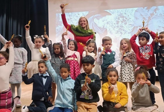 Fátima con sus alumnos.