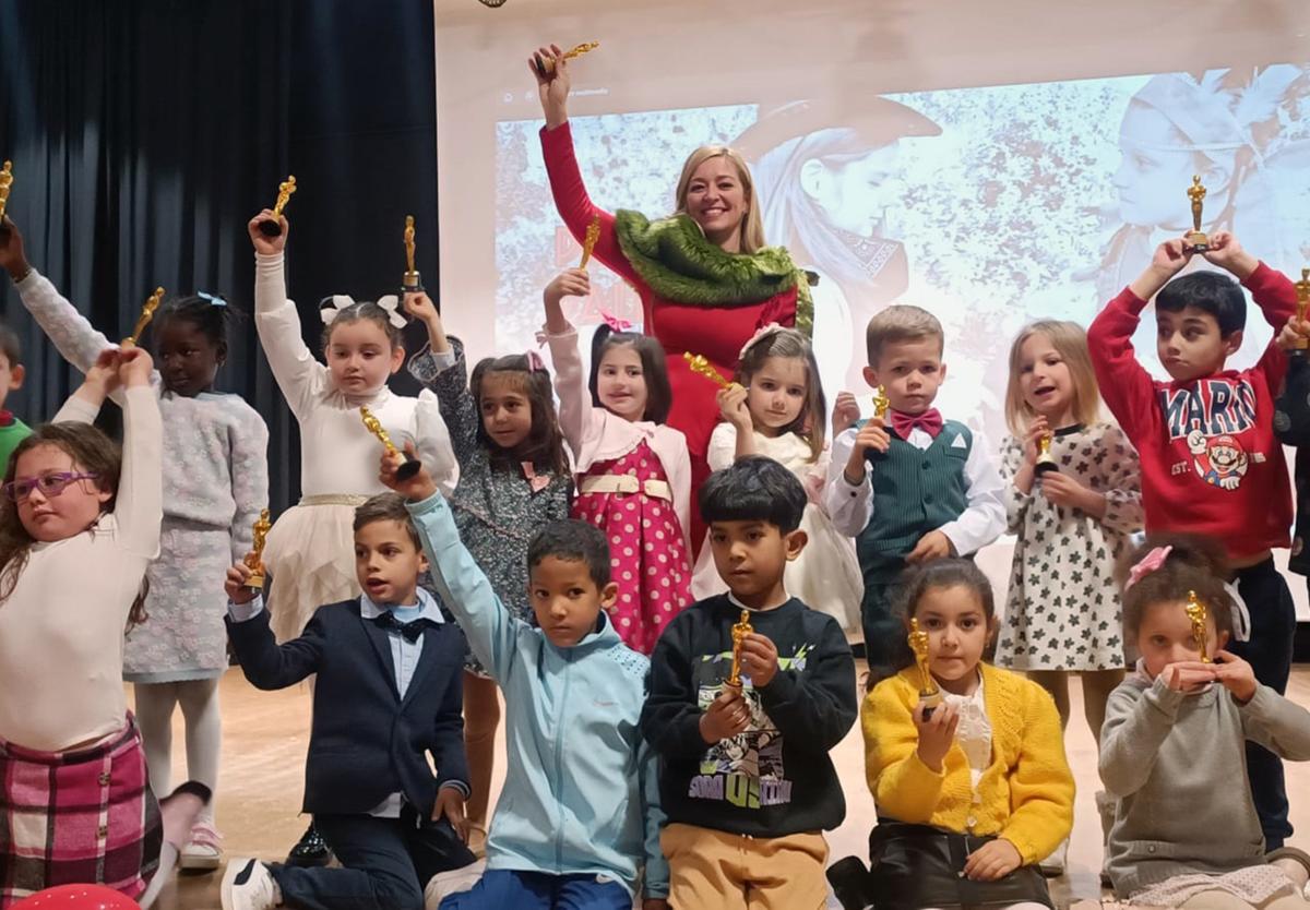 Fátima con sus alumnos.