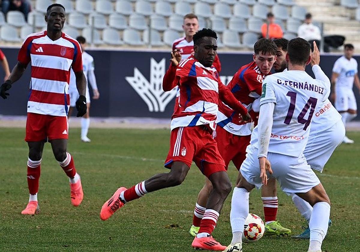Una disputa de balón entre jugadores del Recreativo y del Real Jaén.