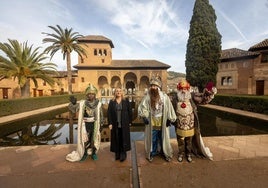 El desembarco en la Alhambra de los Reyes Magos, que posan junto a la alcaldesa