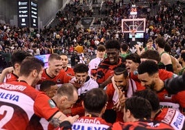 Alegría de los jugadores del Covirán tras el último triunfo logrado sobre el Joventut en el Palacio de los Deportes.