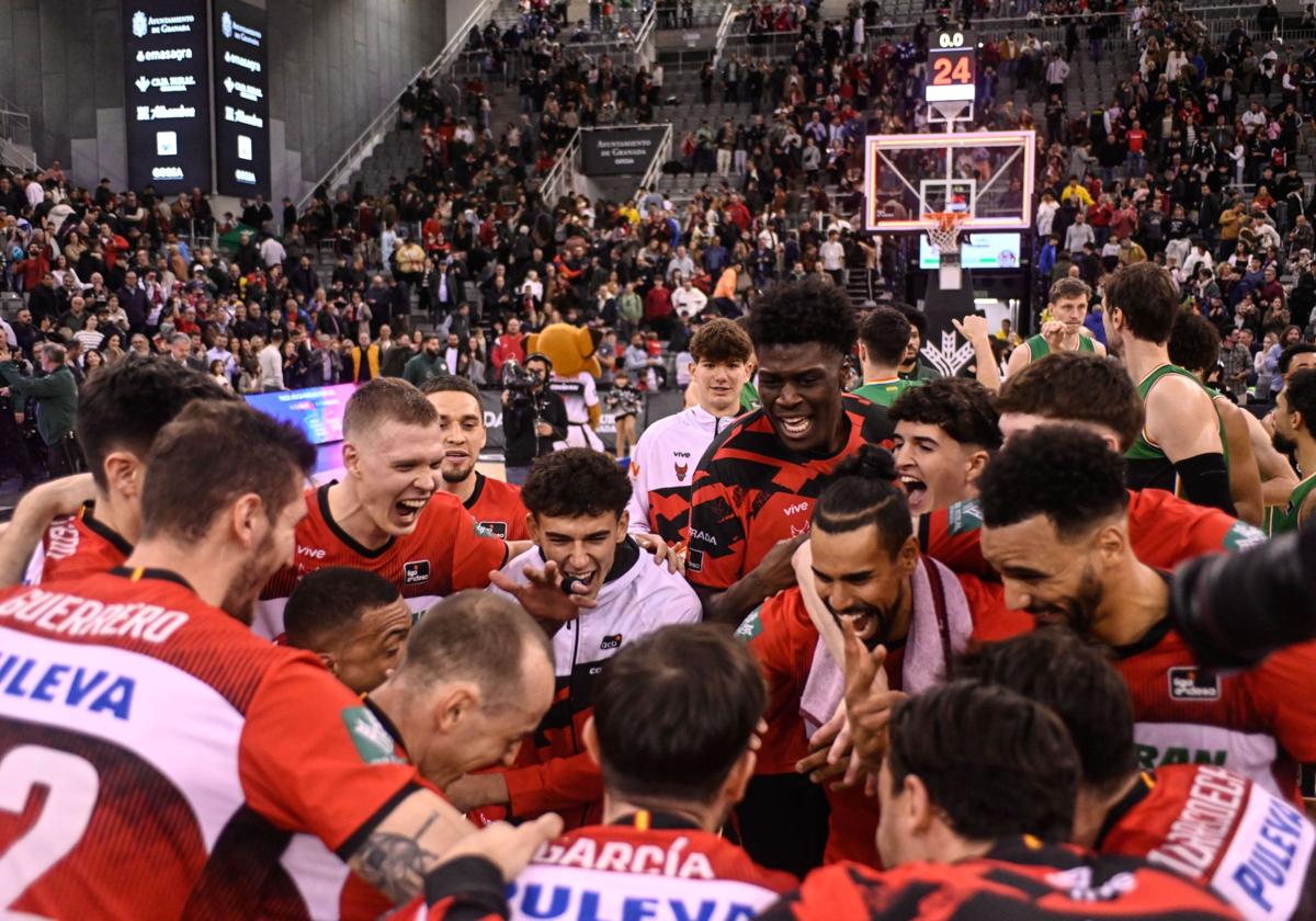 Alegría de los jugadores del Covirán tras el último triunfo logrado sobre el Joventut en el Palacio de los Deportes.