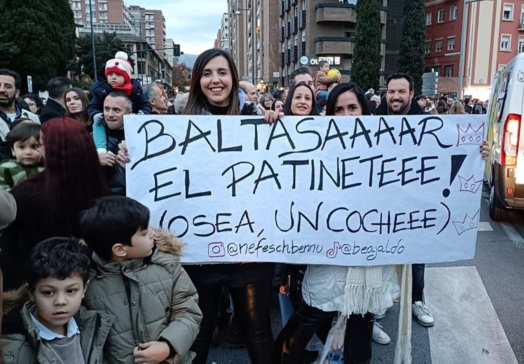 De la cesta para tirar caramelos a la petición de un coche al Baltasar granadino