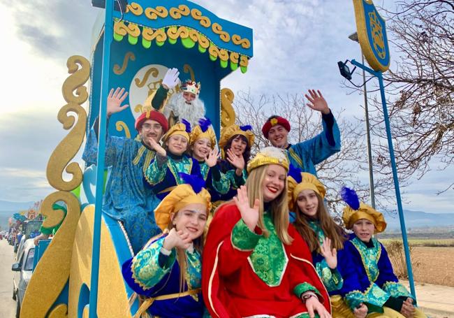 Los niños acompañan a Melchor en Huétor Tájar.