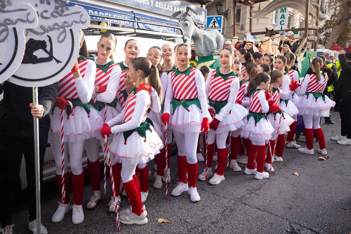 Encuéntrate en la Cabalgata de Reyes de Granada: las fotos de padres, madres e hijos