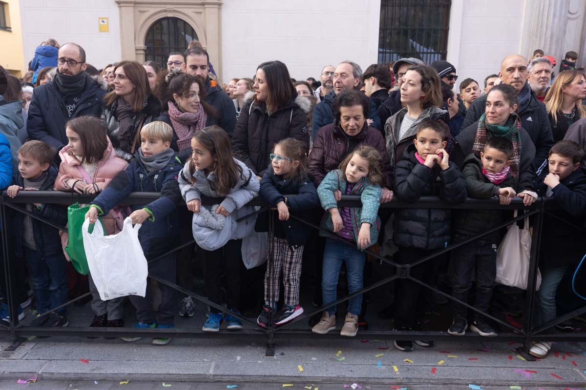 Encuéntrate en la Cabalgata de Reyes de Granada: las fotos de padres, madres e hijos