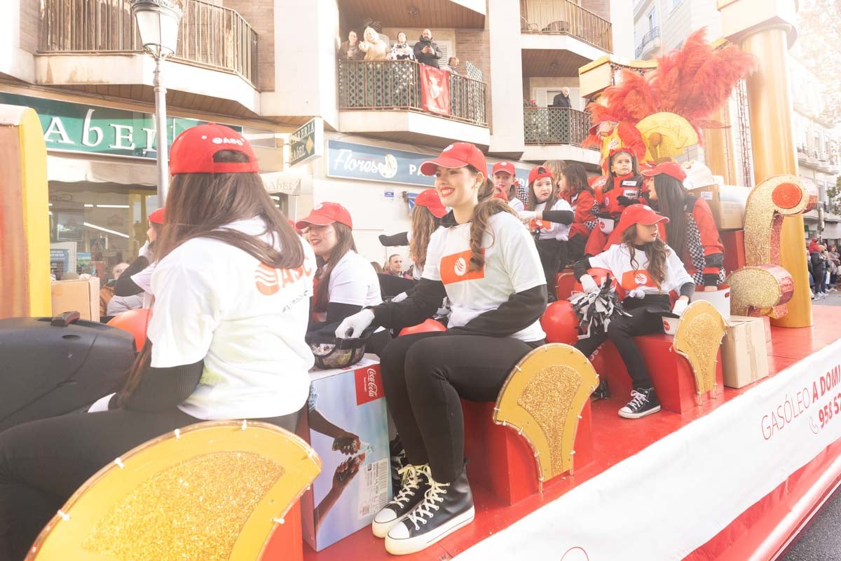 Encuéntrate en la Cabalgata de Reyes de Granada: las fotos de padres, madres e hijos