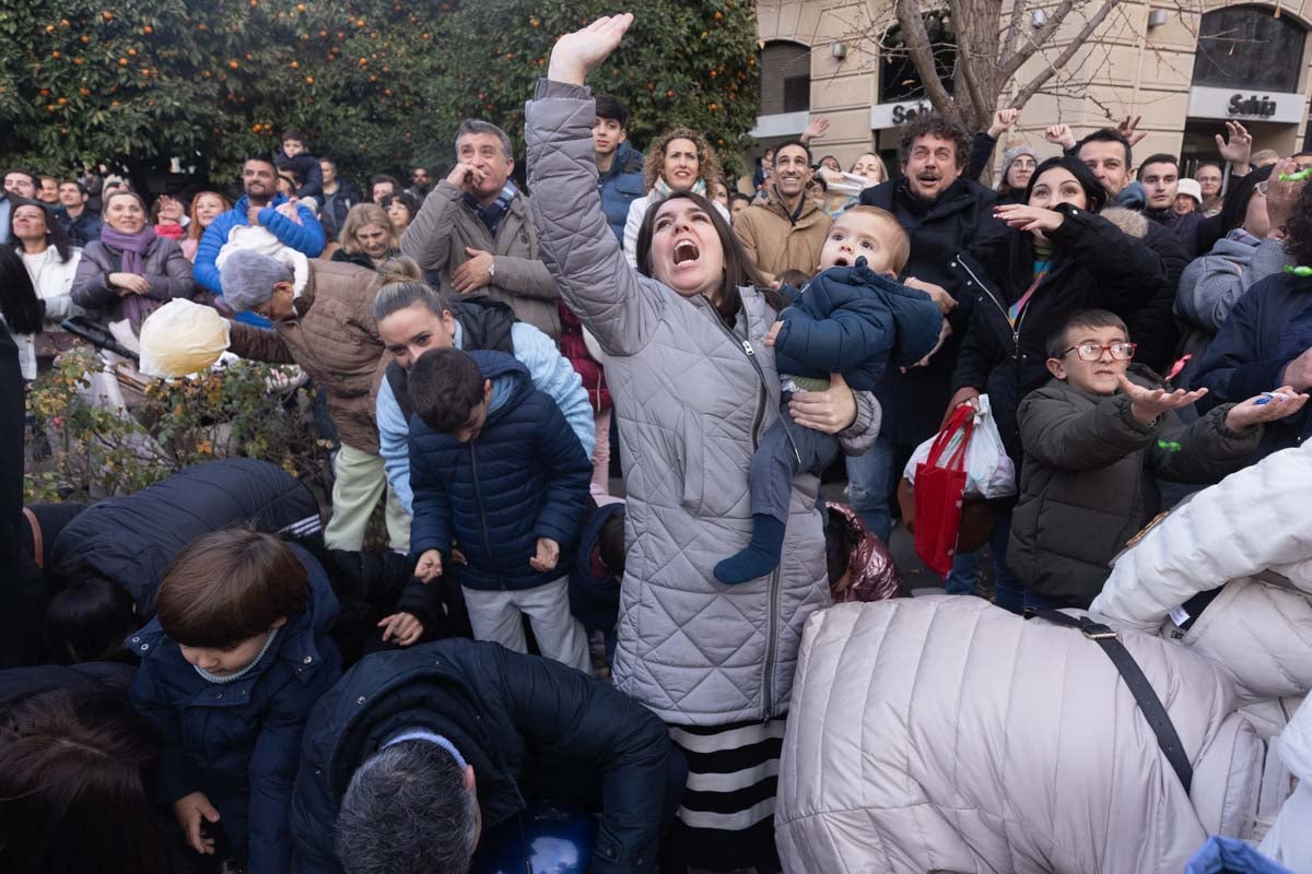 Encuéntrate en la Cabalgata de Reyes de Granada: las fotos de padres, madres e hijos