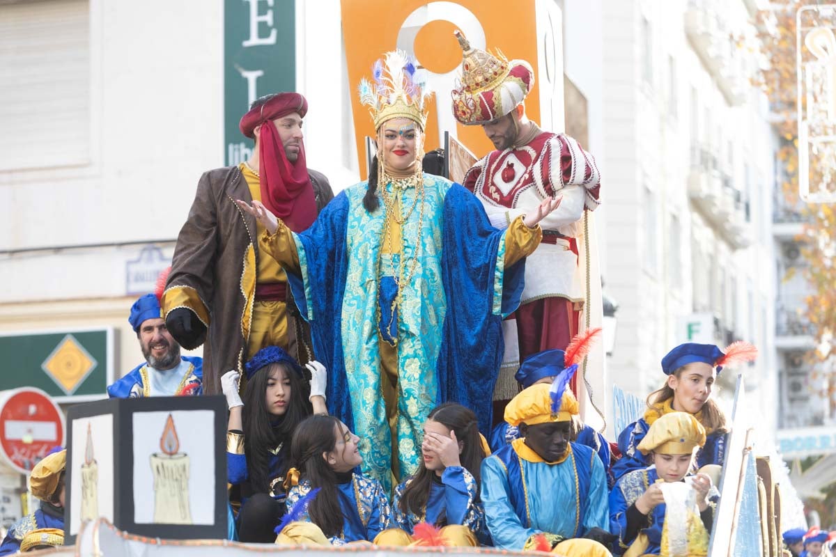 Encuéntrate en la Cabalgata de Reyes de Granada: las fotos de padres, madres e hijos