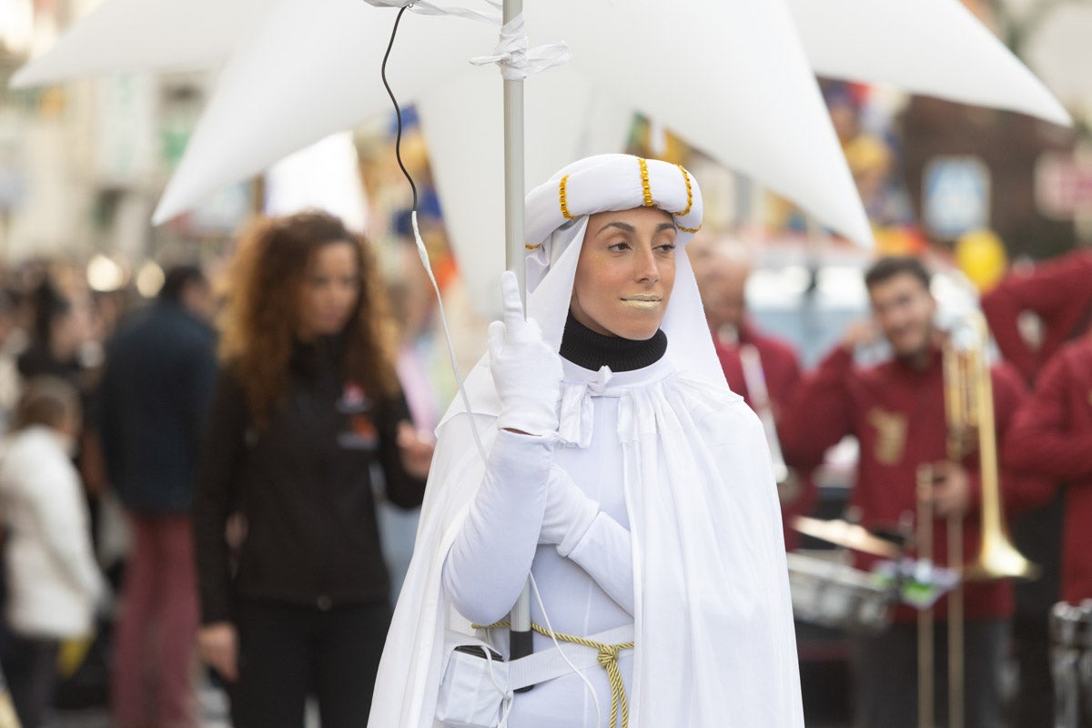 Encuéntrate en la Cabalgata de Reyes de Granada: las fotos de padres, madres e hijos