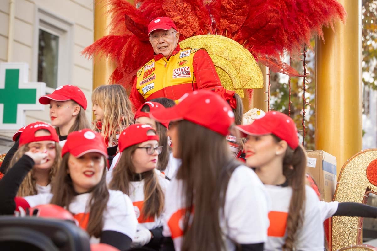 Encuéntrate en la Cabalgata de Reyes de Granada: las fotos de padres, madres e hijos