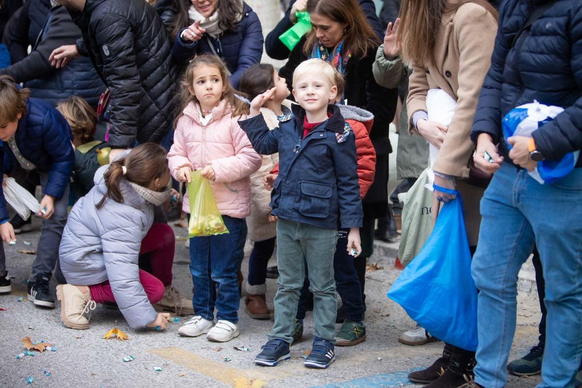 Encuéntrate en la Cabalgata de Reyes de Granada: las fotos de padres, madres e hijos