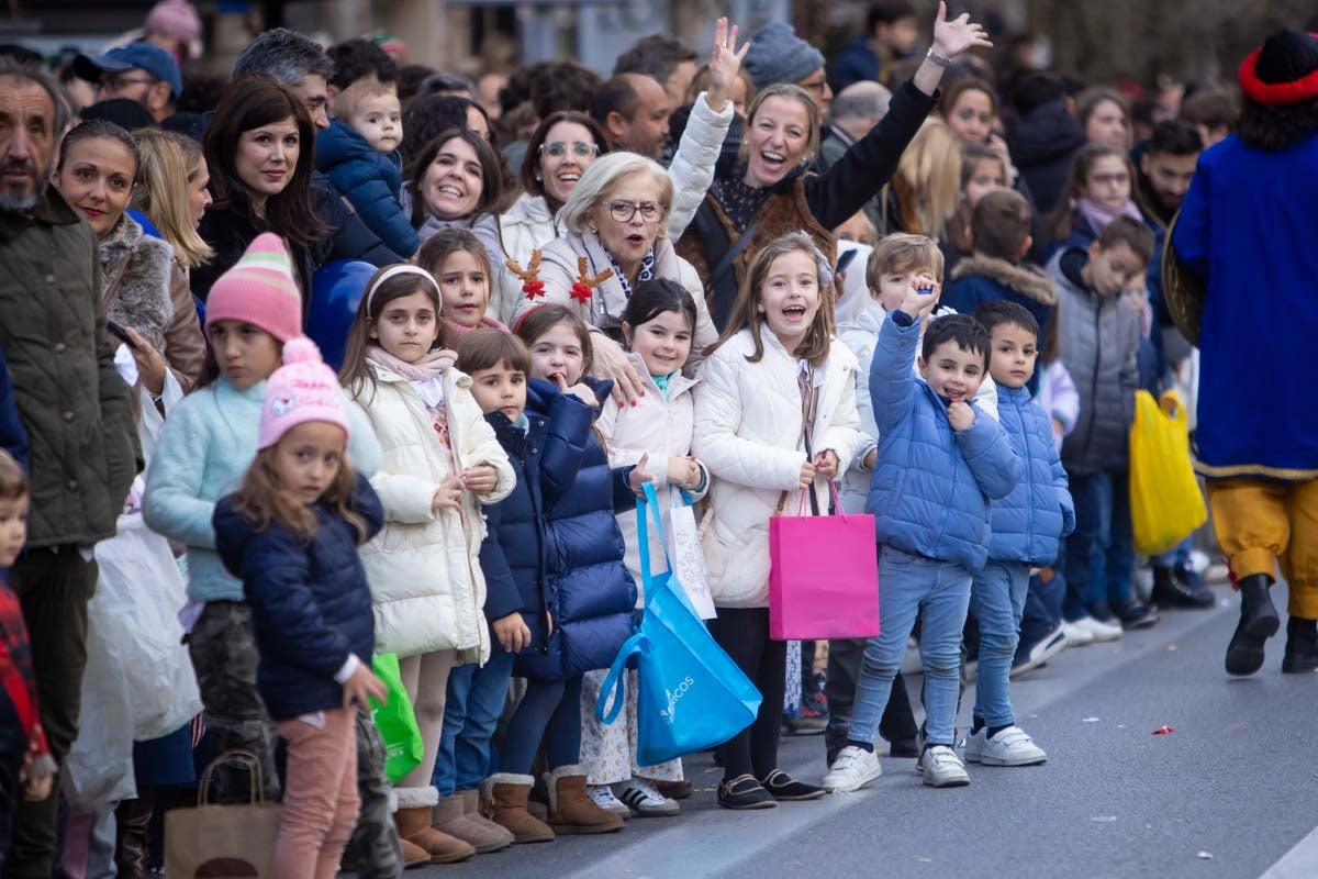 Encuéntrate en la Cabalgata de Reyes de Granada: las fotos de padres, madres e hijos