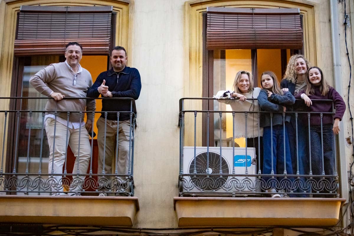 Encuéntrate en la Cabalgata de Reyes de Granada: las fotos de padres, madres e hijos