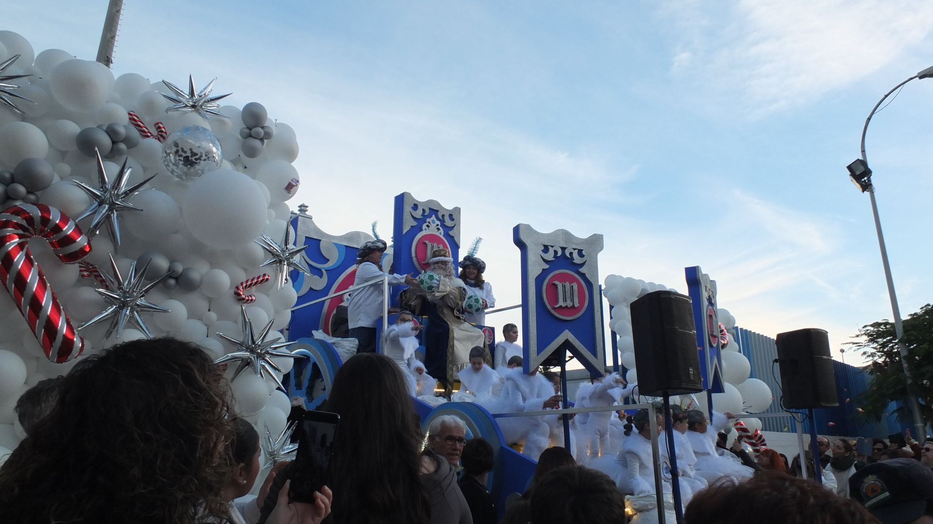 El Rey Melchor reparte balones durante la cabalgata en Almuñécar.