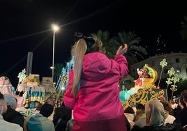 Una niña saluda a Gaspar en la cabalgata de Almería.