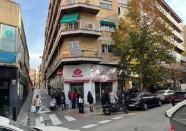 Largas colas para comprar 'el roscón de Reyes perfecto' de Granada.