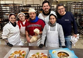 Parte del equipo de trabajo de Productos Arquelladas, obrador de Las Gabias.