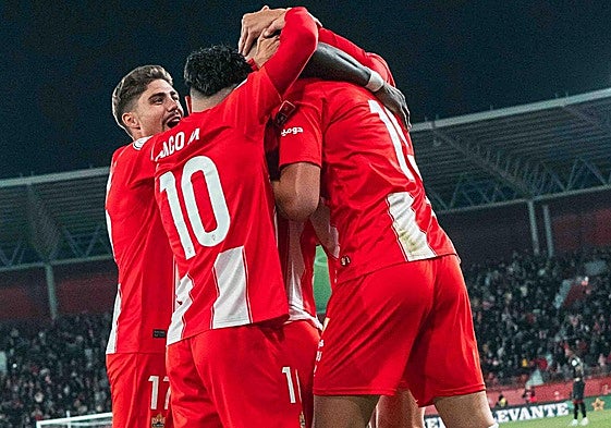 Los jugadores del Almería celebrando un gol contra el Sevilla.