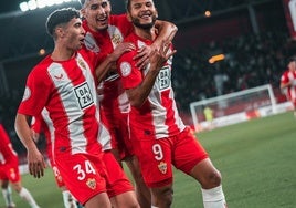 Rubén Quintanilla celebrando un gol con suárez y Rachad. UDA