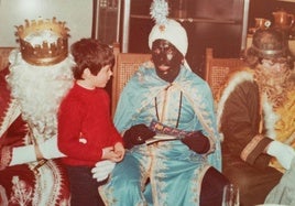 Carlos Jimena, batería de Guadalupe Plata, con Melchor, Gaspar y Baltasar en su propia casa.