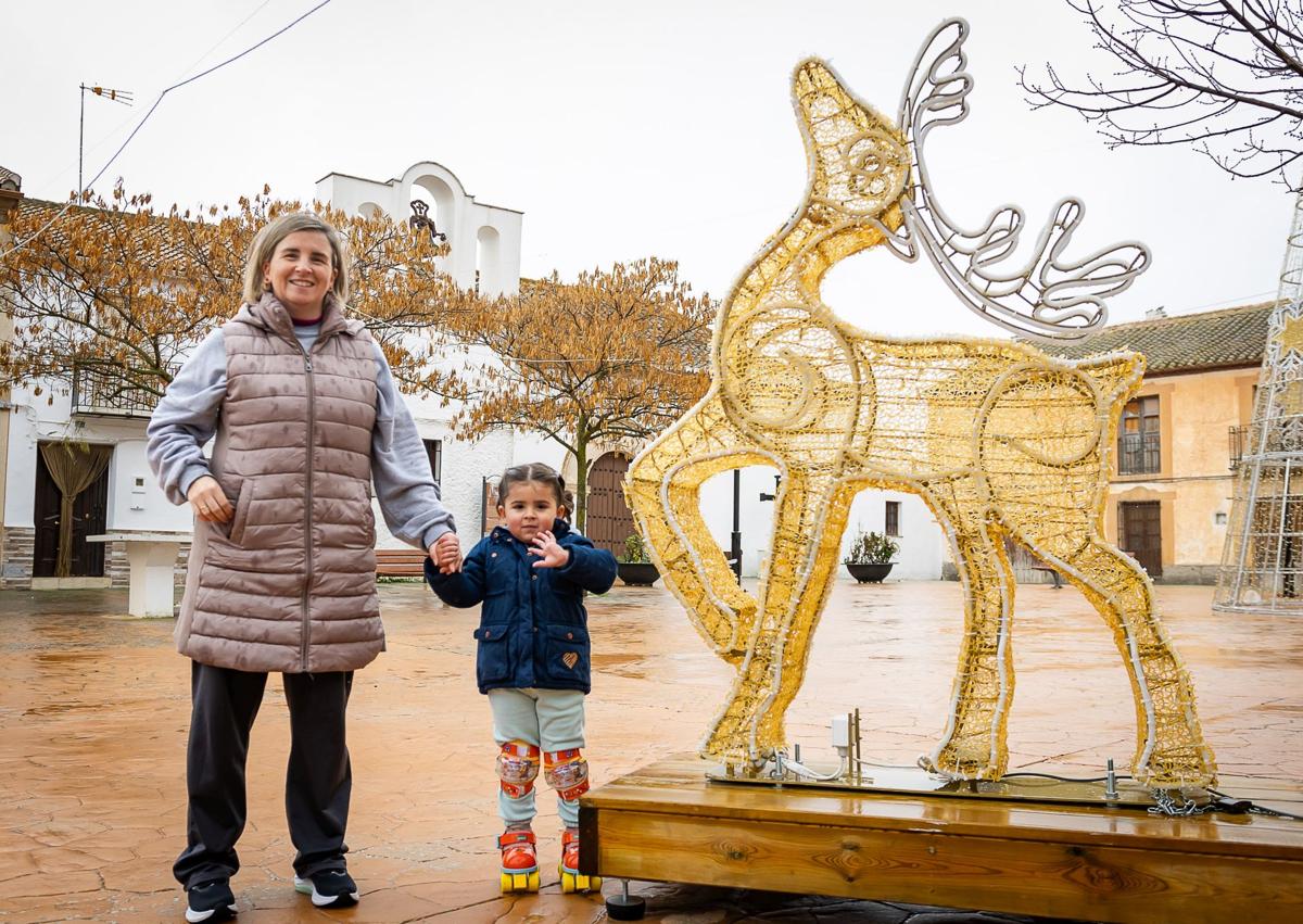 Imagen secundaria 1 - Mayores y peques de Gobernador celebran el día de Reyes por todo lo alto con los regalos.
