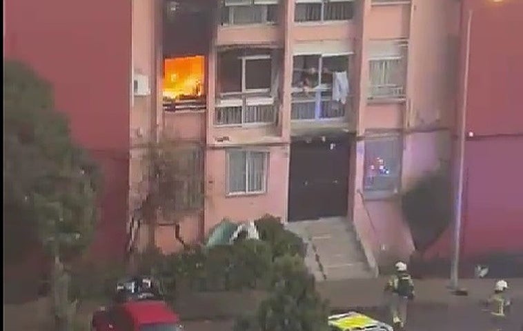 Las llamas sale por la ventana de una vivienda.