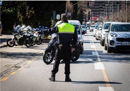 Un agente de la Policía Local de Granada controla el tráfico de la capital en una imagen de archivo.