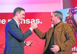Pedro Sánchez y Juan Espadas se saludan durante un mitin.