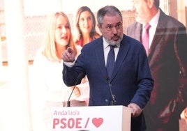 El secretario general del PSOE andaluz, Juan Espadas, en su comparecencia este martes para anunciar su adiós.