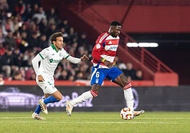 Martin Hongla, perseguido por Luis Milla en el partido de Copa del Rey frente al Getafe.