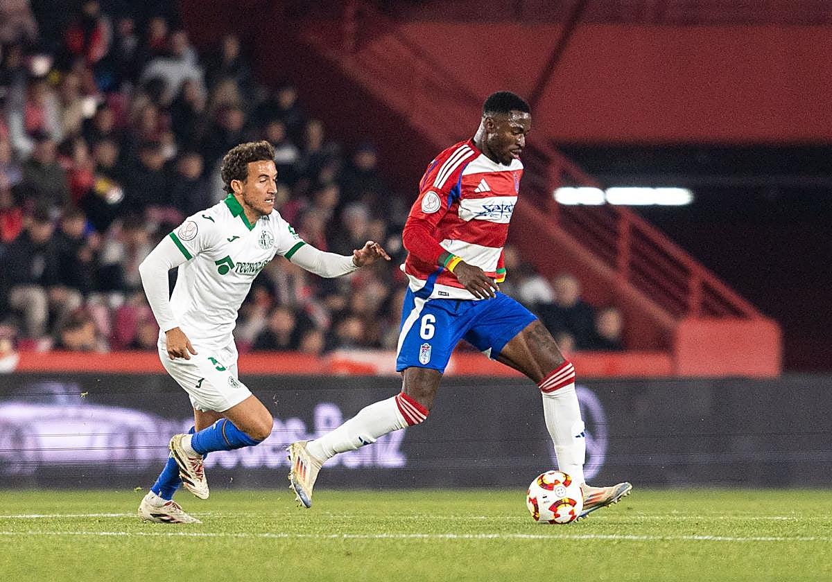 Martin Hongla, perseguido por Luis Milla en el partido de Copa del Rey frente al Getafe.