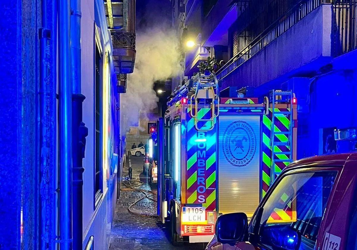 Bomberos trabajando en la extinción del fuego en el piso turístico.