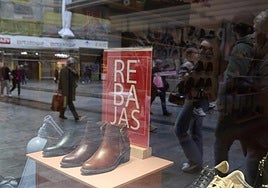 Escaparate con un cartel de rebajas.