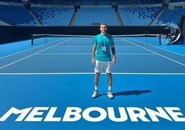 Javier Barranco, en la pista donde se disputará el Australian Open.