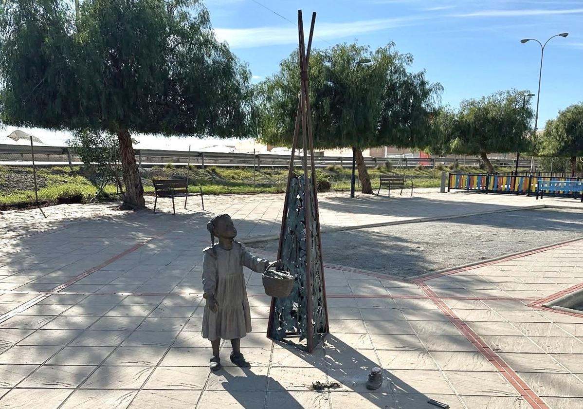 Estatua en honor a las mujeres agricultoras dañada.