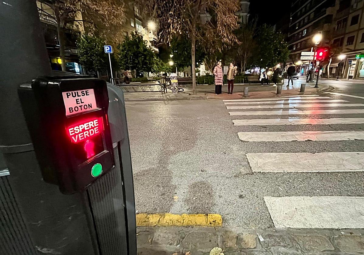 El semáforo de Gran Capitán, con su botón encendido.