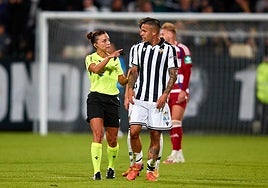 Huerta de Aza se dirige a un futbolista del Castellón durante la visita del Granada.