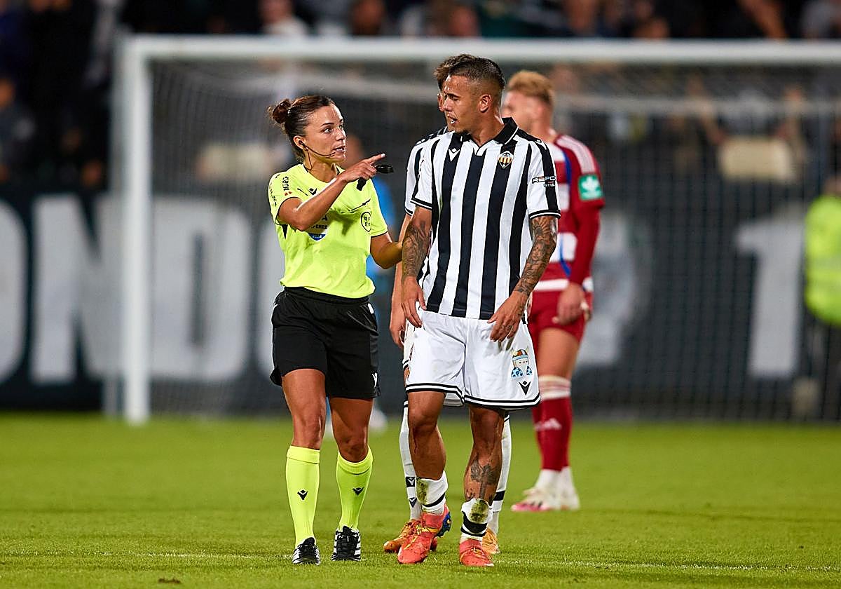 Huerta de Aza se dirige a un futbolista del Castellón durante la visita del Granada.