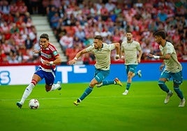 Theo Corbeanu conduce un balón perseguido por futbolistas del Córdoba.
