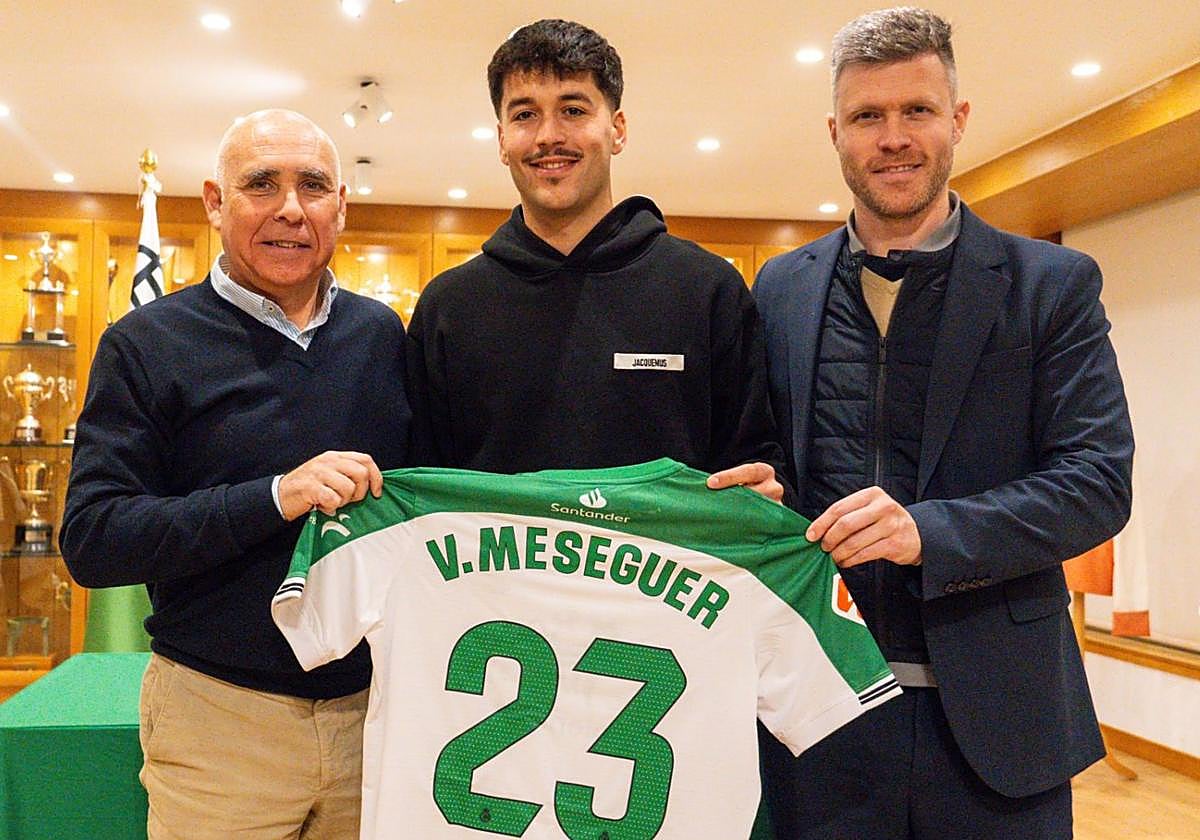 Víctor Meseguer posa con su nueva camiseta.