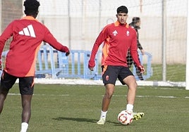 Oussama Boukir juega un balón en un entrenamiento.