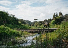 Víctor Pérez cruzando un arroyo en Nueva Zelanda, un país con unos impresionantes recursos naturales.