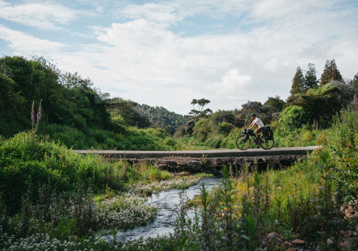 Víctor Pérez cruzando un arroyo en Nueva Zelanda, un país con unos impresionantes recursos naturales.