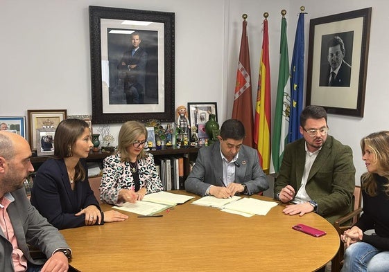 En el centro, Antonia Olivares y Paco Reyes en la firma del convenio de colaboración.