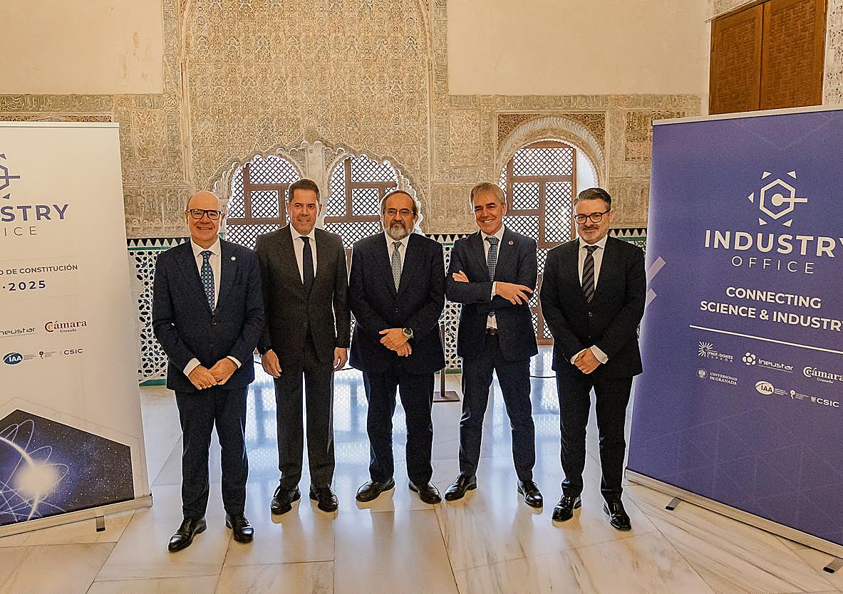 Pedro Mercado, rector de la UGR, Gerardo Cuerva, presidente de Cámara Granada, Ángel Ibarra, director del Consorcio IFMIF-DONES España, el director del Instituto de Astrofísica de Andalucía, Antxon Alberdi, y el presidente de Ineustar, Marcos Sánchez.