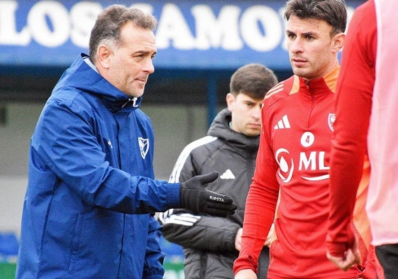 Pedro Díaz dando instrucciones al central Rafael durante el último entreno.