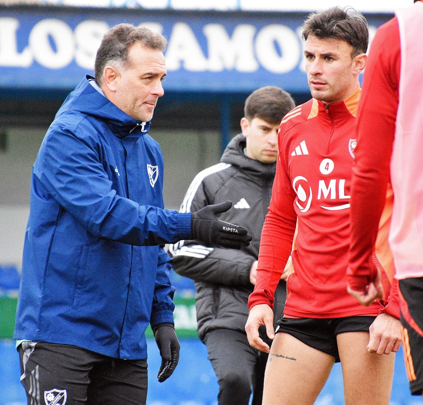 Pedro Díaz dando instrucciones al central Rafael durante el último entreno.